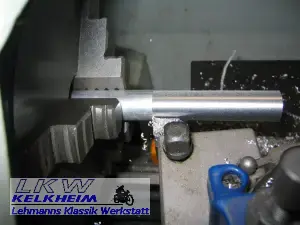 Drehen des Abstandshalter für den hinteren Alu-Kotflügel der BMW R100RS Drehen des Abstandshalter für den hinteren Alu-Kotflügel der BMW R100RS