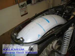 Hinterer Alu-Kotflügel der BMW R100RS mit Gummil-Elementen montiert Hinterer Alu-Kotflügel der BMW R100RS mit Gummil-Elementen montiert