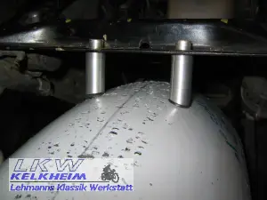 Mit gedrehten Abstandshaltern montierter hinterer Alu-Kotflügel der BMW R100RS Mit gedrehten Abstandshaltern montierter hinterer Alu-Kotflügel der BMW R100RS