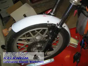 Montierter vorderer Alu-Kotflügel der BMW R100RS Montierter vorderer Alu-Kotflügel der BMW R100RS