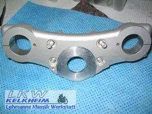 Glasperlgestrahlte BMW R100RS Gabelbrücke von unten Glasperlgestrahlte BMW R100RS Gabelbrücke von unten