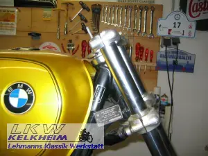 Grigat-Gabelbrücke an der BMW R100RS von der Seite Grigat-Gabelbrücke an der BMW R100RS von der Seite