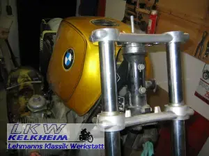 Grigat-Gabelbrücke an der BMW R100RS von vorne Grigat-Gabelbrücke an der BMW R100RS von vorne
