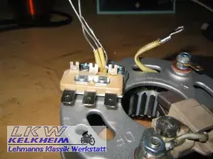 Kontakte des BMW R100RS Lichmaschinengehäuses müssen für Lötung angeschliffen sein Kontakte des BMW R100RS Lichmaschinengehäuses müssen für Lötung angeschliffen sein