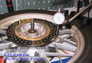BMW R 100 RS Messen des Scheibenschlags BMW R 100 RS Messen des Scheibenschlags