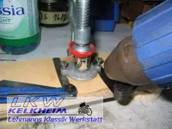 R26 - Richten des Schwimmerkammer-Deckels R26 - Richten des Schwimmerkammer-Deckels