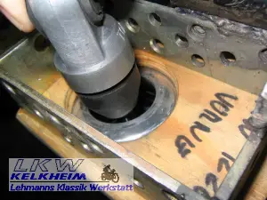 BMW R90S Federbein im Federspanner eingespannt BMW R90S Federbein im Federspanner eingespannt