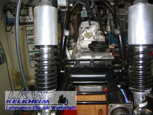 BMW R90S Federbeine sind montiert BMW R90S Federbeine sind montiert