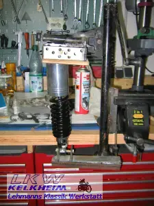 BMW R90S Federbein im Federspanner eingespannt BMW R90S Federbein im Federspanner eingespannt
