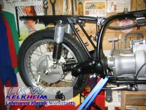 BMW R90S Hinterrad ist montiert BMW R90S Hinterrad ist montiert