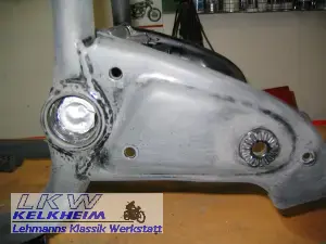 BMW R90S Lackiervorbereitung im Bereich des Schwingenlagers BMW R90S Lackiervorbereitung im Bereich des Schwingenlagers