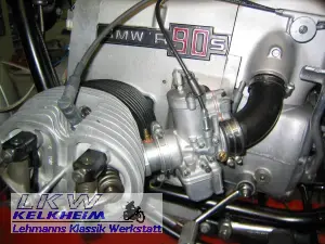 BMW R90S linker Vergaser und Luftfilteranschluss sind montiert BMW R90S linker Vergaser und Luftfilteranschluss sind montiert