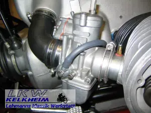 BMW R90S rechter Vergaser und Luftfilteranschluss sind montiert BMW R90S rechter Vergaser und Luftfilteranschluss sind montiert