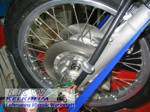 BMW R90S Vorderrad ist montiert BMW R90S Vorderrad ist montiert
