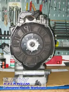 BMW R90S Motor auf der Werkbank BMW R90S Motor auf der Werkbank