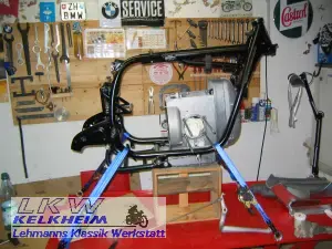 BMW R90S Motor und Rahmen auf Kiste fixiert für den Zusammenbau BMW R90S Motor und Rahmen auf Kiste fixiert für den Zusammenbau