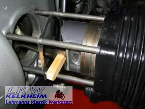 BMW R90S Kolben mit Zylinder werden an das Pleul montiert BMW R90S Kolben mit Zylinder werden an das Pleul montiert