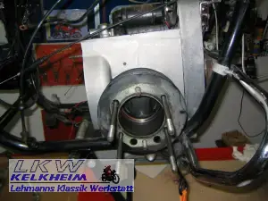 BMW R90S Zylinder werden abgebaut BMW R90S Zylinder werden abgebaut
